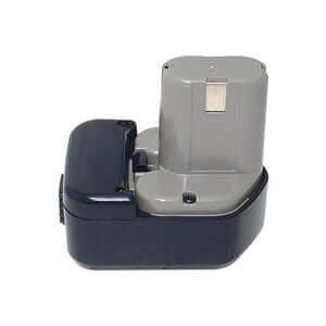 Een Hitachi 12V Ni-MH Accu Vervanging accupack, compatibel met EB 1230HL, EB 1233X en 310378 voor Hitachi DS12DV gereedschap, is geplaatst in een zwart laadstation op een effen witte achtergrond.