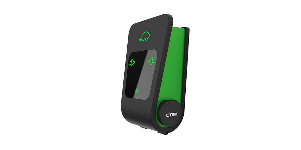De CTEK Chargestorm Connected 2 11kW/22kW laadpaal voor elektrische auto's is een compact zwart en groen laadstation met een digitaal display, drie groene pictogrammen en een CTEK draaiknop, dat geavanceerde functies biedt zoals load balancing.