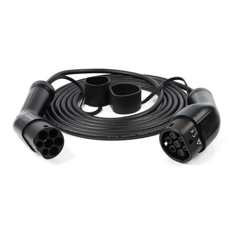 Een Laadkabel voor laadpaal type 2 1-fase 16A 3,7kW voor elektrische auto is opgerold op een witte achtergrond. Beide uiteinden hebben connectoren met meerdere ronde pinnen en er zijn twee zwarte kapjes op de kabel geplaatst.
