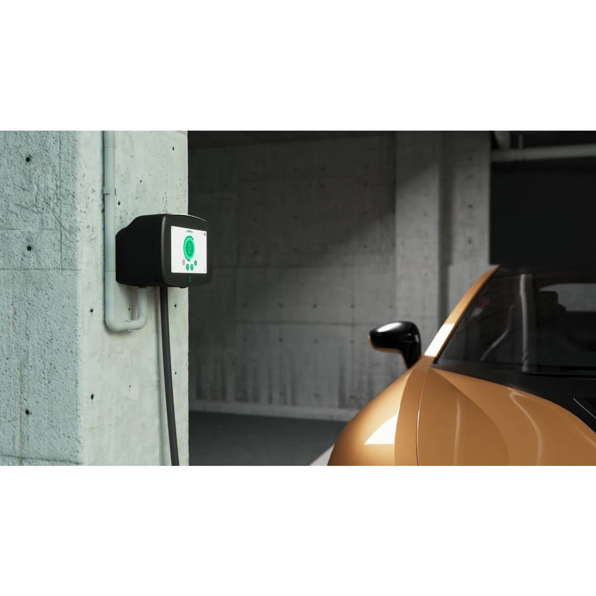 Een gouden elektrische auto staat geparkeerd bij een betonnen muur in een moderne overdekte garage en wordt opgeladen bij een Wallbox Commander 2 laadpaal-de laadpaal voor elke EV met type 2 aansluiting-terwijl de auto is aangesloten en elektrisch geladen wordt.