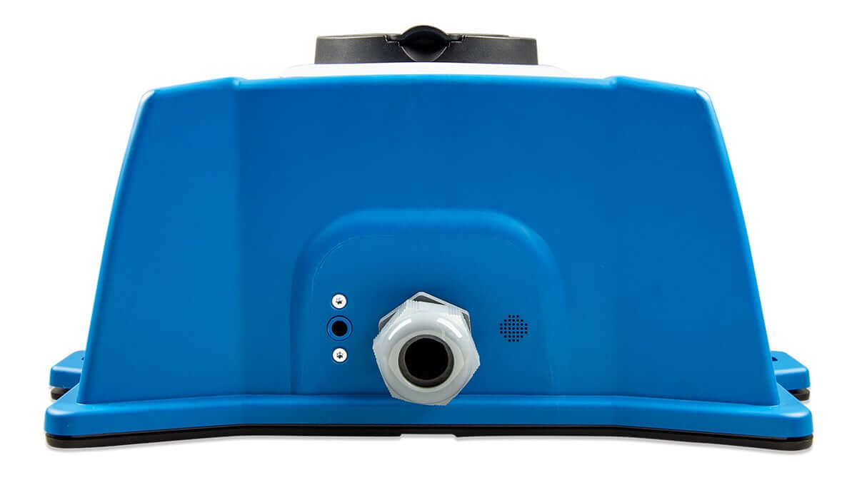 Een blauwe kunststof basis met een zeshoekig centraal mondstuk, twee ronde poorten en een ventilatieopening aan de voorkant, geïnspireerd op onderdelen van de Laadpaal Victron EV Laadstation 1-fase van 3 fasen tot 22kW, tegen een witte achtergrond.