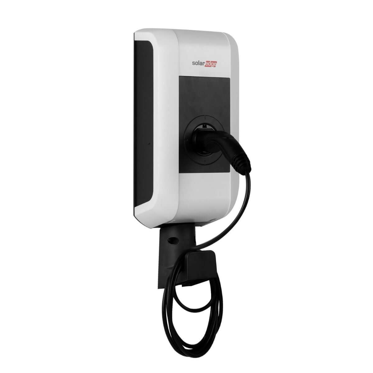 De Laadstation SolarEdge Home EV 22kW Type 2 met 6 meter kabel ondersteunt zonne-energie laden en biedt efficiënt opladen met een netjes opgerolde zwarte kabel aangesloten op het apparaat aan de muur.