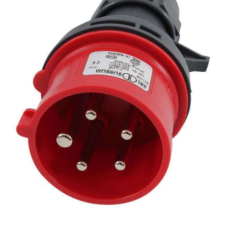 Een close-up van een rode en zwarte vijfpolige stekker met een elektrisch label, gebruikt voor de CTEK NJORD GO 3x16A 11kW thuislader met 6,5 meter kabel voor het opladen van elektrische auto's.