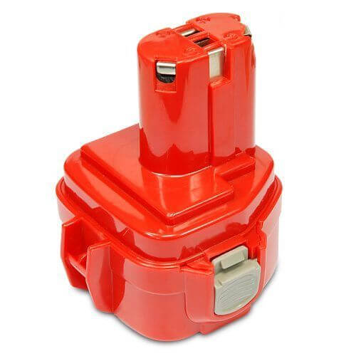 Een rode Accu voor Makita 9,6V NI-MH gereedschap, vervangt 9000, 9100, 9135, 192535-6, 193058-7, met grijze ontgrendelingsknoppen, is afgebeeld op een witte achtergrond.