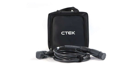 Een zwarte draagtas met het CTEK-logo zit achter een opgerolde CTEK Laadkabel type 2 naar type 1 SAE J1772 1-fase 32A, met connectoren aan beide uiteinden en weergegeven op een witte achtergrond.
