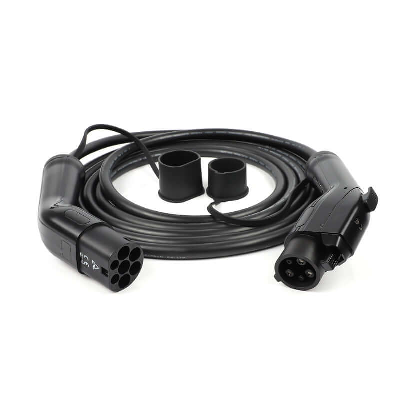 Een opgerolde zwarte Laadkabel voor laadpaal type 1 16A 3,7kW voor elektrische auto is afgebeeld met connectoren en beschermkappen op een witte achtergrond.