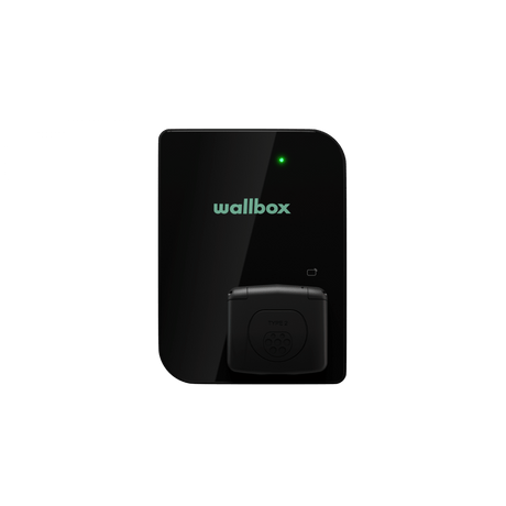 Een Laadstation Wallbox Copper SB 22kW type 2 aansluiting in zwart, met een oplichtende groene indicator en stopcontactdeksel, tegen een effen zwarte achtergrond.