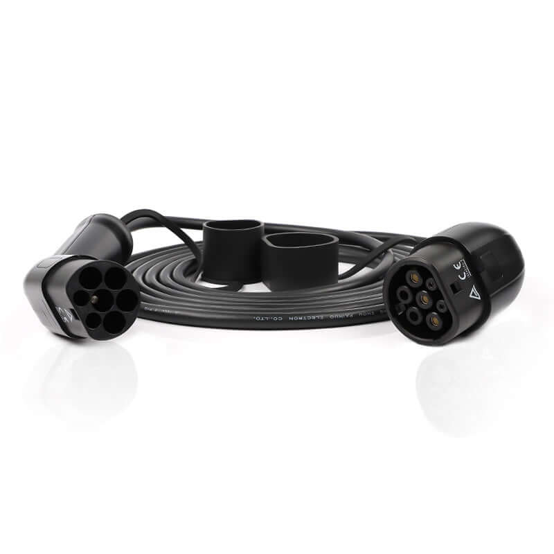 Laadkabel voor laadpaal type 2 1-fase 32A 7,2kW voor elektrische auto, zwart, met connectoren aan beide zijden en kabelstrap; connectoren met meerdere pingen en veiligheidsmarkeringen voor veilig elektrisch laden.