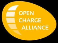 Het logo van de Open Charge Alliance bestaat uit een gele ovale vorm met drie witte gebogen balken aan de linkerkant en de woorden OPEN CHARGE ALLIANCE in witte tekst aan de rechterkant, alles tegen een zwarte achtergrond.