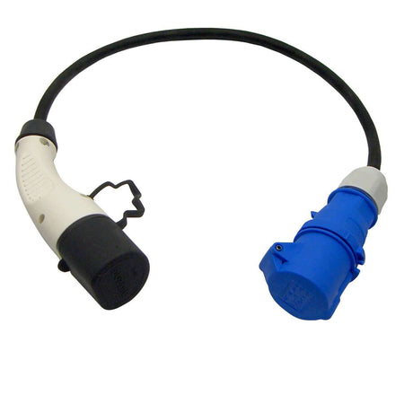 De Verloop laadkabel type 2 naar CEE3 Camping Female stekker heeft een zwarte kabel met een witte EV-laadconnector en blauwe CEE 3-polige stekker, ideaal als adapter om elektrische voertuigen of campers aan te sluiten op laadstations.