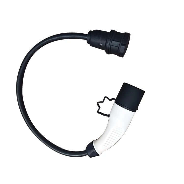 Een zwart-witte Verloop laadkabel type 2 naar schuko (normaal stopcontact) met connectoren aan beide uiteinden en een flexibel, licht gebogen snoer, ontworpen voor elektrische voertuigen opladen, getoond op een witte achtergrond.