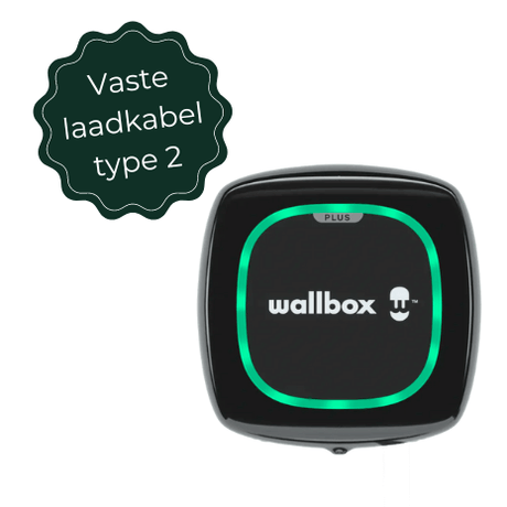 Een zwarte Voordeelset Laadstation Wallbox Pulsar Plus (3,7kW-22kW) met oplichtende groene omlijning en badge links met de tekst "Vaste laadkabel type 2", wat duidt op een vaste type 2 kabel (5 of 7 meter).