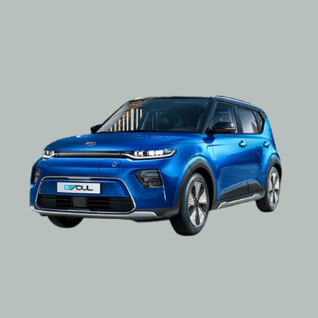 Een blauwe Kia Soul elektrische auto getoond vanuit de hoek linksvoor op een effen grijze achtergrond.