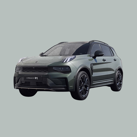 Een groene Lynk & Co 01 SUV is afgebeeld op een effen, lichtgrijze achtergrond, lichtjes schuin van links vooraan, met een strak design, zwarte wielen en moderne koplampen.