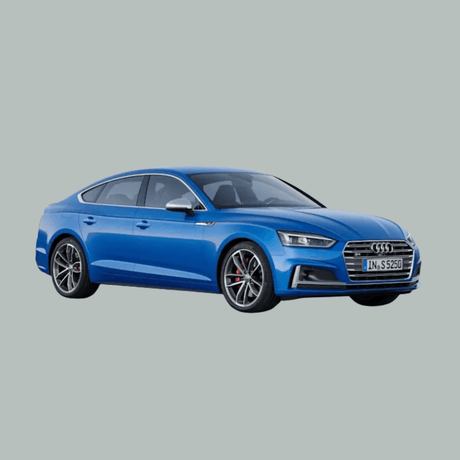 Een blauwe Audi S5 sedan is afgebeeld op een effen lichtgrijze achtergrond, gezien vanaf de linker voorkant. De auto heeft sportieve lichtmetalen velgen en een strak, modern design.