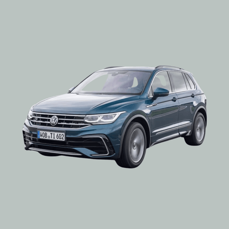 Een donkerblauwe Volkswagen SUV is afgebeeld op een effen lichtgrijze achtergrond, lichtjes naar rechts gericht. Het voertuig heeft een modern design met LED-koplampen en chromen accenten.