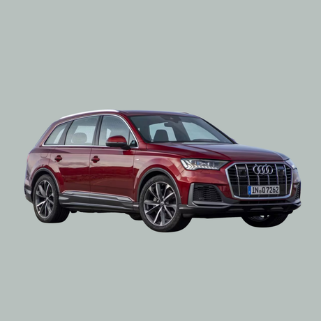 Een rode Audi Q7 SUV wordt onder een hoek getoond, waarbij de grille, koplampen en lichtmetalen velgen worden benadrukt tegen een effen grijze achtergrond.