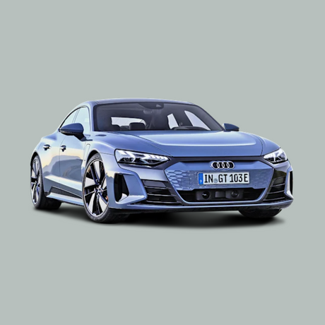 Een blauwe Audi sportwagen gezien vanuit de hoek linksvoor, met slanke lijnen, grote lichtmetalen velgen, prominente grille en LED-koplampen, tegen een effen grijze achtergrond.