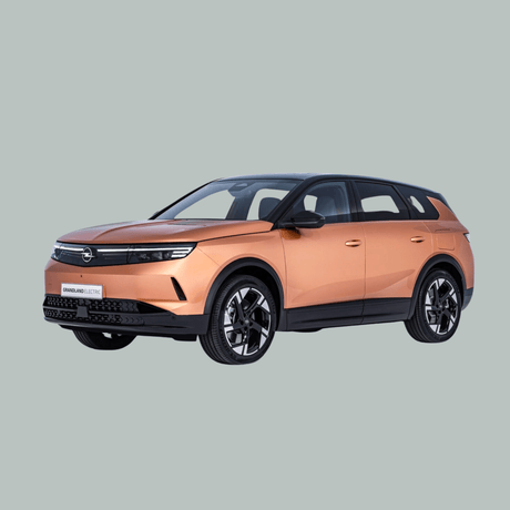 Een goudkleurige Opel Grandland Electric SUV is schuin afgebeeld op een effen, lichtgrijze achtergrond. Het voertuig heeft strakke lijnen, zwarte bekleding en moderne lichtmetalen velgen.