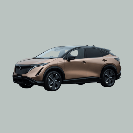 Een bronzen Nissan Ariya elektrische SUV is afgebeeld op een effen, lichtgrijze achtergrond, gezien vanaf de linker voorkant.