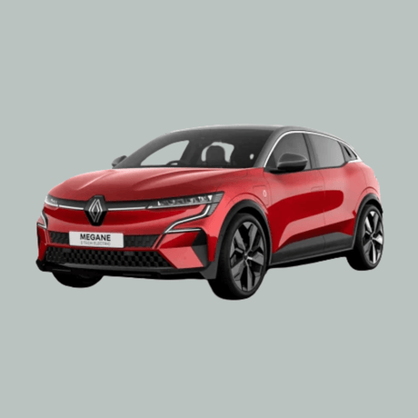 Een rode Renault Megane E-Tech elektrische auto wordt getoond op een effen lichtgrijze achtergrond, schuin geplaatst om het voor- en zijaanzicht te tonen met zwarte bekleding en sportieve zwarte lichtmetalen velgen.