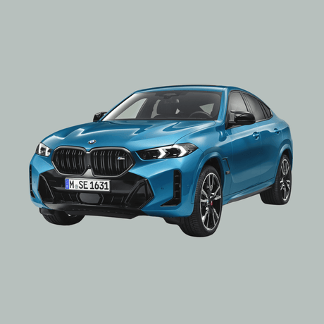 Een blauwe BMW SUV staat geparkeerd op een lichtgrijze achtergrond, gezien vanaf de linker voorkant. Het sportieve design en de opvallende grille komen goed tot hun recht.