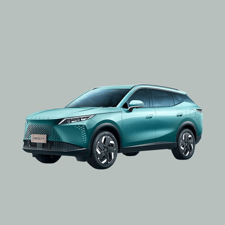 Een groenblauwe, moderne SUV met strakke koplampen, een grote grille met patroon en getinte ruiten op een effen lichtgrijze achtergrond.