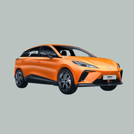 Een feloranje, moderne hatchback met strakke lijnen en zwarte sierstrips op een effen grijze achtergrond.