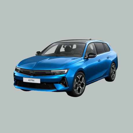 Een blauwe Opel Astra hatchback is afgebeeld op een effen grijze achtergrond, gezien vanaf de linker voorkant.