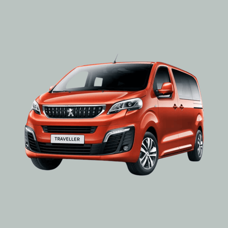 Een rode Peugeot Traveller minibus is afgebeeld op een effen grijze achtergrond, iets naar links gericht. Het voertuig heeft een modern design met grote ramen en een prominente grille.