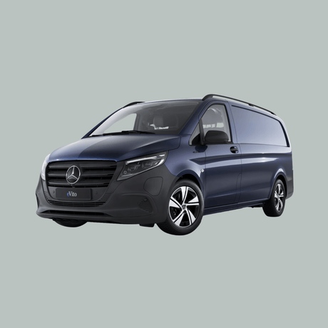Een donkerblauwe Mercedes-Benz eVito elektrische bestelwagen wordt getoond op een effen grijze achtergrond, schuin geplaatst om de voor- en zijkant te tonen, met opvallende koplampen en lichtmetalen velgen.