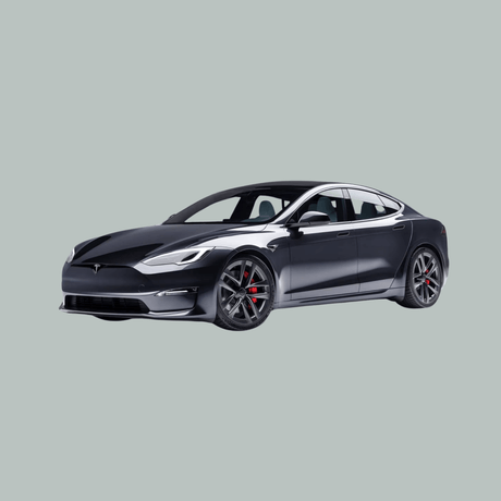 Een gestroomlijnde zwarte Tesla Model S elektrische auto met rode remklauwen, gezien vanaf de linker voorkant, op een effen lichtgrijze achtergrond.