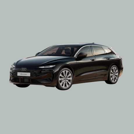 Een zwarte Audi A6 e-tron elektrische stationwagon staat geparkeerd op een effen, lichtgrijze achtergrond, gezien vanaf de linker voorkant.