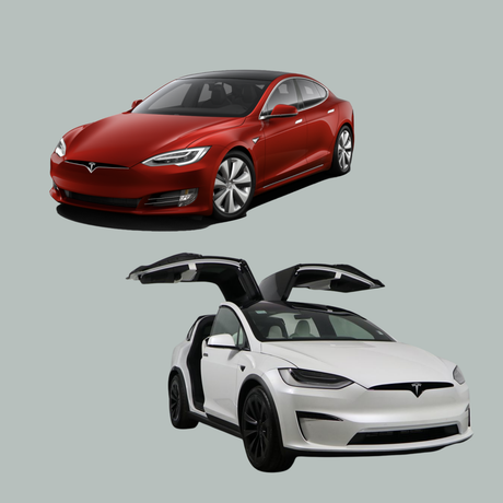 Een rode Tesla sedan en een witte Tesla SUV met open vleugeldeuren, beide weergegeven op een effen grijze achtergrond.