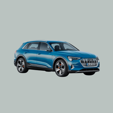 Een blauwe Audi elektrische SUV wordt getoond in een driekwart vooraanzicht op een lichtgrijze achtergrond. De auto heeft een strak design met zilveren accenten en opvallende lichtmetalen velgen.