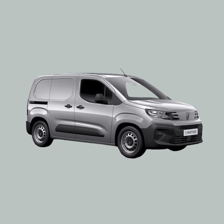 Een zilverkleurige compacte bestelwagen met twee voordeuren en zijschuifdeuren, afgebeeld op een effen lichtgrijze achtergrond. Het busje kijkt naar rechts en heeft zwarte zijspiegels en sierstrips.