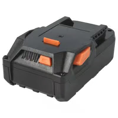 Een zwarte rechthoekige oplaadbare batterij voor elektrisch gereedschap met oranje ontgrendelknoppen, schuin geplaatst om de boven- en zijkant te laten zien.