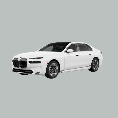 Een witte BMW sedan met een modern design staat geparkeerd op een effen, lichtgrijze achtergrond, gezien vanuit de hoek linksvoor.