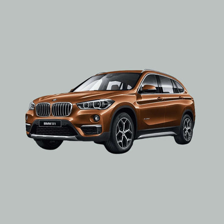 Een metallic bruine BMW X1 SUV wordt getoond op een effen grijze achtergrond, lichtjes naar links hellend, waarbij de grille, koplampen en lichtmetalen velgen worden benadrukt.