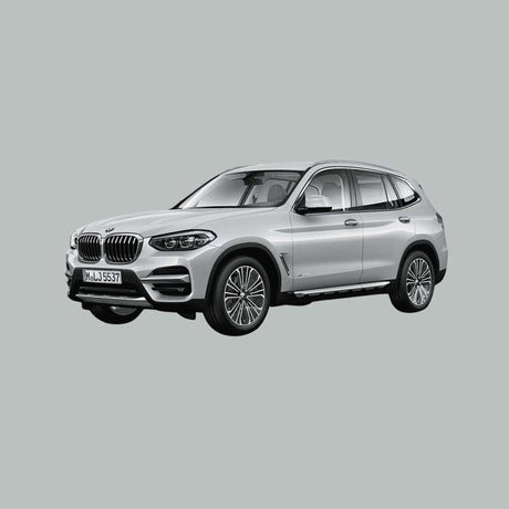 Een zilverkleurige BMW X3 SUV wordt getoond op een effen grijze achtergrond, lichtjes naar rechts hellend, waarbij de zijkant en de grille met het kenmerkende BMW niervormige design worden benadrukt.