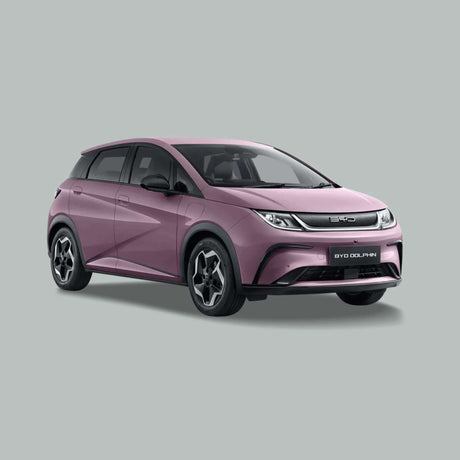 Een strakke, moderne hatchback in een metallic mauve kleur wordt getoond op een effen grijze achtergrond. De auto heeft scherpe lijnen, zwarte accenten en het BYD DOLPHIN label op de kentekenplaat.