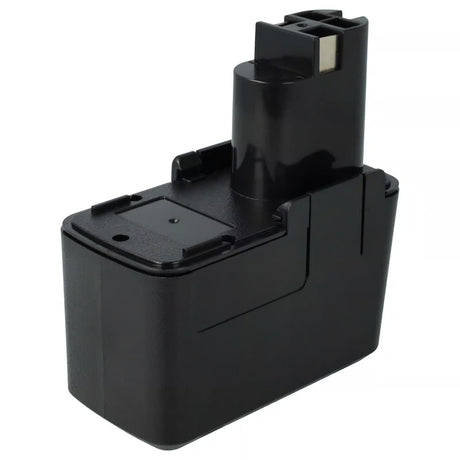 Een zwarte, rechthoekige oplaadbare batterij voor elektrisch gereedschap met een verticale connector en zichtbare contacten, rechtopstaand tegen een witte achtergrond.