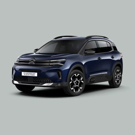 Een donkerblauwe Citroën C5 Aircross SUV Plug-In Hybrid wordt getoond op een lichtgrijze achtergrond, iets naar links hellend, waardoor het moderne design en de stijlvolle lichtmetalen velgen worden benadrukt.