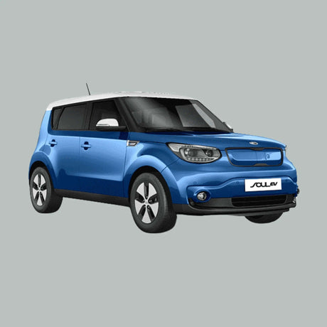 Een blauw-witte Kia Soul EV elektrische auto is afgebeeld op een effen grijze achtergrond, lichtjes naar rechts gericht.