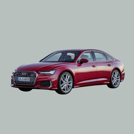 Een rode Audi-sedan wordt getoond vanuit een frontale hoek, geparkeerd tegen een effen lichtgrijze achtergrond. De auto heeft strakke koplampen, een chromen grille en zilverkleurige lichtmetalen velgen.