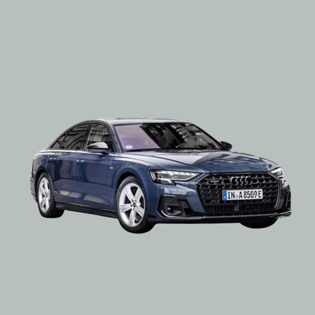 Een blauwe Audi sedan met zilveren accenten en lichtmetalen velgen, geparkeerd op een effen, lichtgrijze achtergrond, gezien vanuit de hoek linksvoor.