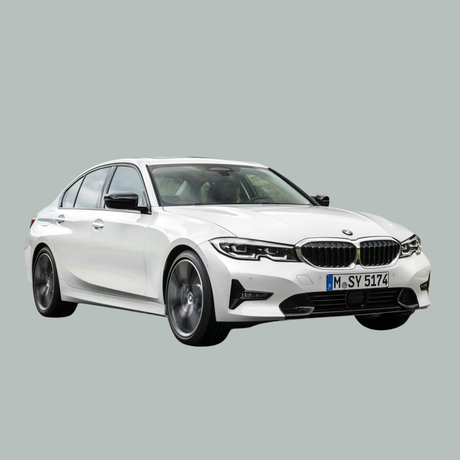 Een witte BMW 3-serie sedan gezien vanaf de voorkant-links, geïsoleerd op een lichtgrijze achtergrond. De auto heeft gestroomlijnde koplampen, een grille en lichtmetalen velgen.