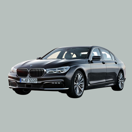 Een zwarte BMW luxe sedan is afgebeeld op een effen grijze achtergrond, gezien vanuit de hoek linksvoor. De auto heeft strakke lijnen, chromen accenten en kenmerkende nierroosters.