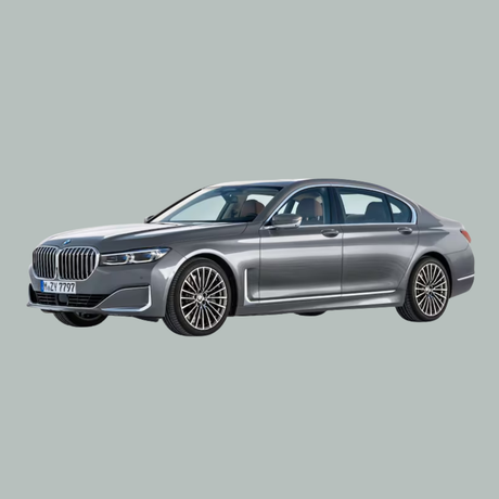 Een zilveren luxe sedan, waarschijnlijk een BMW, is afgebeeld op een effen lichtgrijze achtergrond, gezien vanaf de linker voorkant.