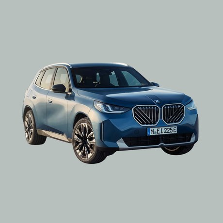 Een blauwe BMW SUV staat geparkeerd, gezien vanaf de linker voorkant, tegen een effen lichtgrijze achtergrond. Het voertuig heeft moderne koplampen, een grote grille en strakke designdetails.